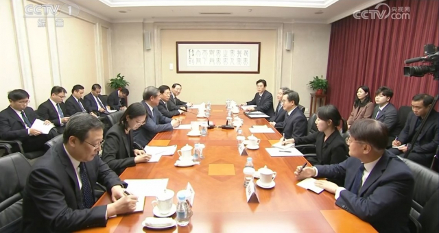 김동연 경기도지사(오른쪽 가운데)가 지난 2일 저녁 베이징시 중국 공산당 중앙재정경제위원회(중앙재정경제위) 소회의실에서 허리펑 중국 국무원 부총리(왼쪽 가운데)와 면담을 하고 있다. 사진 = 중국 CCTV 캡쳐