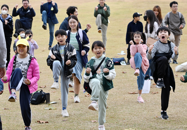 4일 서울 용산구 용산어린이정원에서 열린 2023 도시숲사랑 달팽이마라톤에서 참석자들이 준비운동을 하고 있다. 성형주 기자