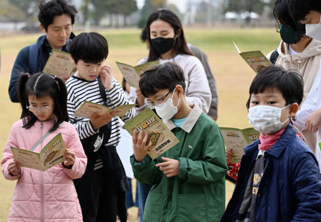4일 서울 용산구 용산어린이정원에서 열린 2023 도시숲사랑 달팽이마라톤에서 참석자들이 안내책자를 살피고 있다. 성형주 기자