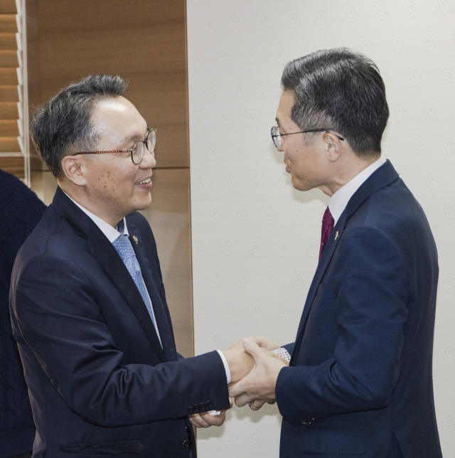 박민수(왼쪽) 보건복지부 2차관이 2일 서울시티타워에서 열린 '의료분쟁 제도개선 협의체' 회의에서 이필수 대한의사협회 회장과 악수를 하고 있다. /사진제공=복지부