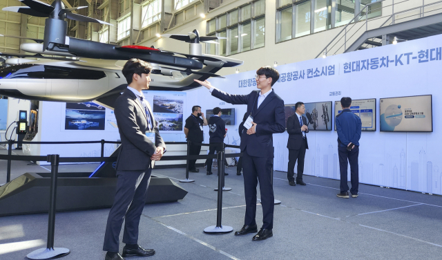 KT는 이달 3일 전남 고흥군에서 국토교통부 주관으로 열린 ‘UAM 비행시연 행사’에서 UAM 교통관리 시스템 ‘스카이아이즈’를 공개했다고 5일 밝혔다. 사진 제공=KT