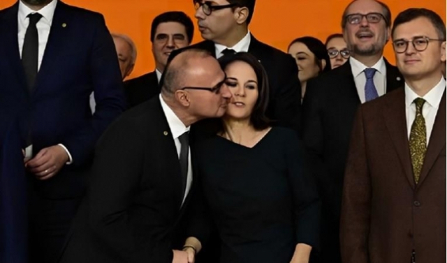 라드만 크로아티아 외무장관이 베어보크 독일 외무장관에게 갑자기 볼에 키스를 하고 있다. 사진=크로아티아 매체 인덱스 캡처