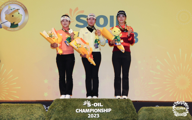 공동 2위 이예원(왼쪽부터), 우승자 성유진, 2위 김재희. 상위 3명을 시상대에 세워 메달을 주는 것은 S-OIL 챔피언십 전통이다. 사진 제공=KLPGA