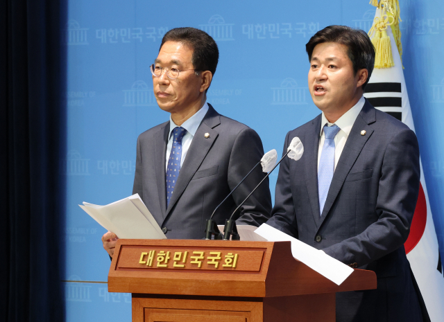 침묵하던 민주당 김포지역 의원들  '김기현·조경태, 우리지역 출마하라'