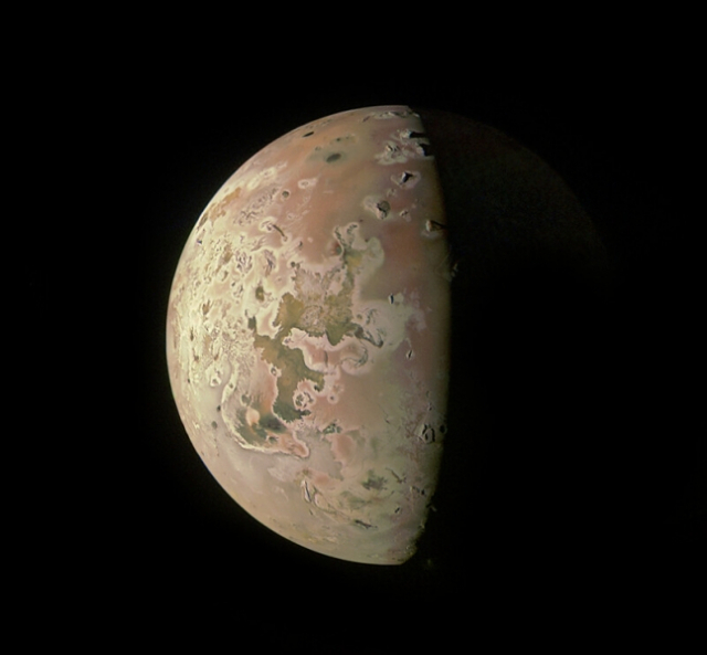 나사의 목성 탐사선 주노가 10월 15일 1만1680km 거리에서 촬영한 이오. 사진제공=나사