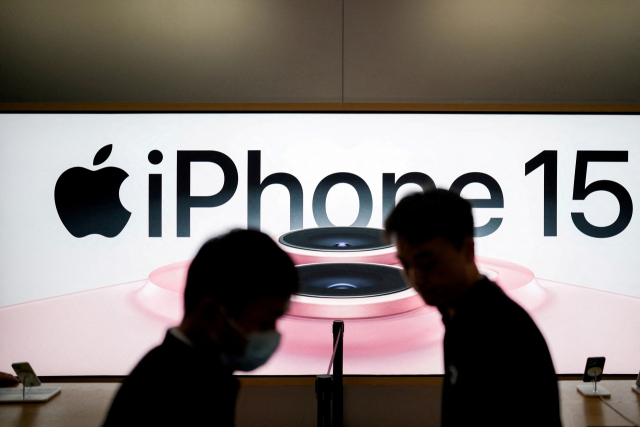 중국 상하이에 위치한 애플 스토어 내부에 신제품 ‘아이폰15’ 광고가 표시돼 있다. 애플은 올 3분기 중국 매출이 전분기대비 2.5% 감소했다고 밝혔다. 로이터연합뉴스