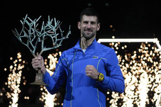 노바크 조코비치가 6일 ATP 투어 롤렉스 파리 마스터스에서 우승한 뒤 트로피를 들고 포즈를 취하고 있다. AP연합뉴스