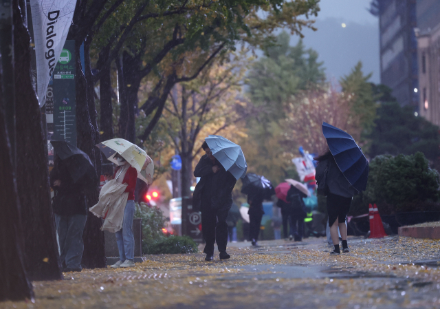 6일 오전 거센 비바람이 부는 서울 시청 인근 세종대로에서 시민들이 강풍을 맞으며 걸어가고 있다.연합뉴스