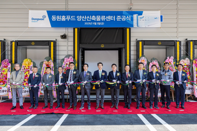 지난 3일 경남 양산시 신규 물류센터 준공식에서 정문목(왼쪽에서 일곱번째) 대표와 임원들이 기념 촬영을 하고 있다.