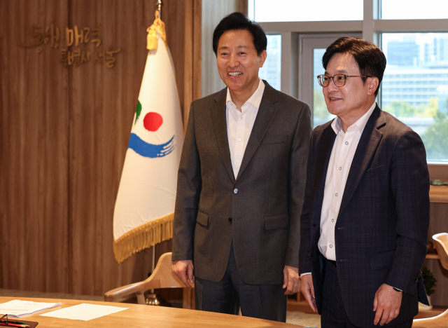 오세훈(왼쪽) 서울시장과 김병수 김포시장이 6일 오후 서울시청에서 김포시의 서울시 편입 방안 등에 대해 논의하기에 기념촬영 하고 있다. 연합뉴스