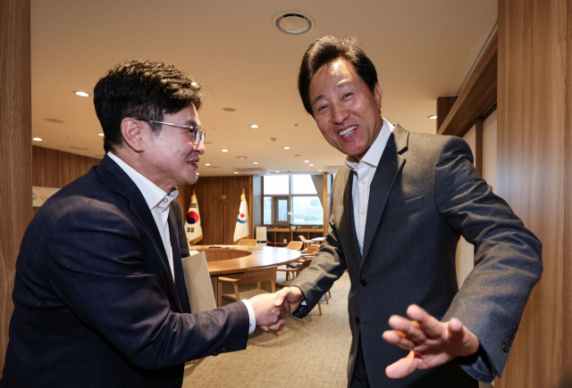 오세훈(오른쪽) 서울시장과 김병수 김포시장이 6일 오후 서울 중구 서울시청에서 김포시의 공식적인 서울 편입 방안을 논의하기 위해 만나고 있다. 이호재 기자