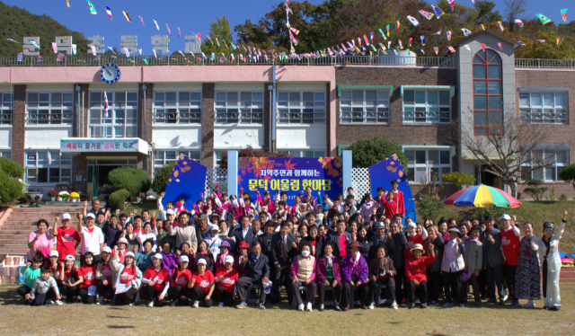 지난 2일 전남 보성군 문덕초등학교에서 문덕초 학생들과 지역주민이 함께하는 ‘문덕면 어울림 한마당’이 개최됐다. 사진 제공=보성군