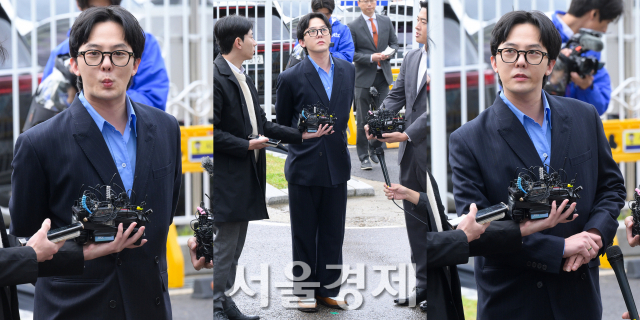마약 투약 혐의를 받는 가수 지드래곤이 6일 오후 인천 남동구 논현경찰서에 들어서고 있다. 김규빈 기자