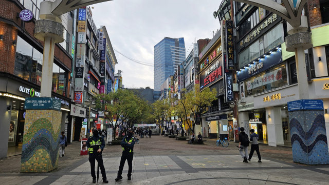 5일 경기도 안양시 동안구의 번화가에 경찰이 배치돼 있는 모습. 채민석 기자