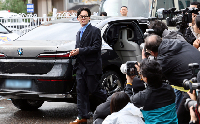 마약 투약 혐의를 받는 가수 지드래곤(권지용)이 6일 오후 피의자 신분으로 소환 조사받기 위해 인천경찰청 마약범죄수사계 사무실이 있는 인천 논현경찰서로 출석하고 있다.연합뉴스