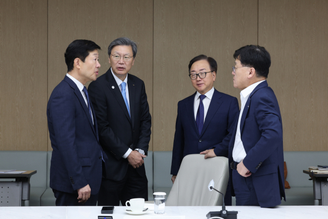 우태희(왼쪽부터) 대한상공회의소 부회장과 김창범 한국경제인협회 부회장, 이동근 한국경영자총협회 부회장, 정만기 한국무역협회 부회장이 지난달 대한상의에서 열린 상근부회장 회의에 앞서 대화를 나누고 있다. 연합뉴스