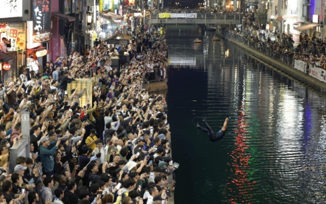 오사카 '광란의 밤'…흥분한 일본인들 투신 무슨 일?