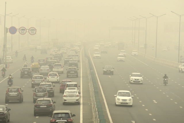3일(현지시간) 안개와 스모그로 뒤덮인 뉴델리의 도로에서 자동차들이 달리고 있다. 사진=AP·연합뉴스