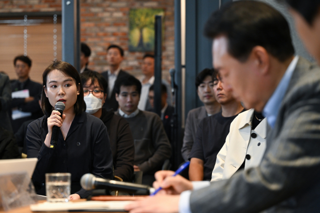 윤석열 대통령이 1일 서울 마포구 한 카페에서 열린 제21차 비상경제민생회의에서 참석자 발언을 경청하고 있다./사진제공=대통령실