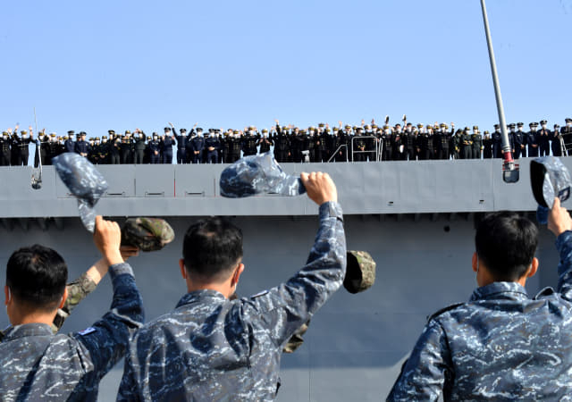 2022년 합동순항훈련에 참가한 육해공군사관학교, 국군간호사관학교 2학년 사관생도들이 지난해 11월 7일 해군 장병들의 환송을 받으며 진해 군항을 출항하고 있다. 사진 제공=해군