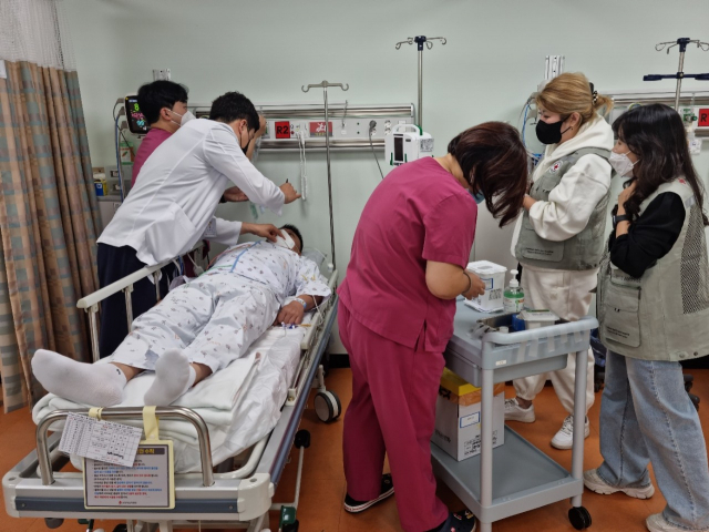 인천적십자병원 누구나진료센터에서 봉사활동 하는 의료진들. 사진 제공=대한간호협회