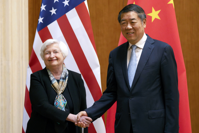 재닛 옐런(왼쪽) 미국 재무장관이 7월 중국을 방문해 베이징 댜오위타이 국빈관에서 허리펑 중국 국무원 부총리를 만나 악수하고 있다. AP연합뉴스