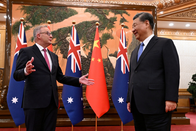 앤서니 앨버니지(왼쪽) 호주 총리가 6일 호주 총리로는 7년 만에 중국을 방문해 베이징 인민대회당에서 시진핑 중국 국가 주석과 만나 대화하고 있다./ AP연합뉴스
