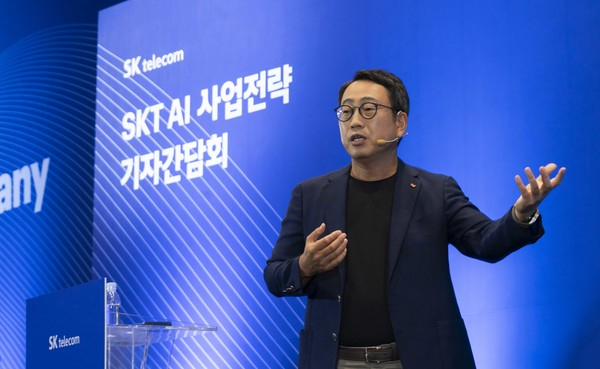 유영상 SK텔레콤 대표가 ‘에이닷’에 기반한 자사의 AI 전략을 소개하고 있다. 사진제공=SK텔레콤