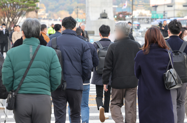 입동을 하루 앞둔 7일 오전 서울 종로구 광화문광장 인근에서 시민들이 두터운 옷을 입고 출근하고 있다. 연합뉴스