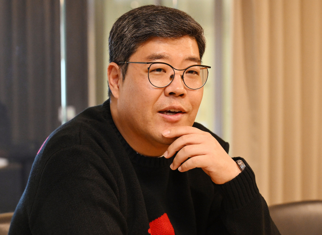 류중희 퓨처플레이 대표가 서울 성수동 사옥에서 설립 10주년을 맞아 그동안의 경영 성과에 대해 설명하고 있다. 오승현 기자