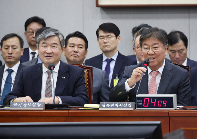 김대기 대통령 비서실장(오른쪽)과 조태용 국가안보실장이 7일 국회에서 열린 운영위원회 국정감사에서 의원 질의에 답하고 있다. 연합뉴스