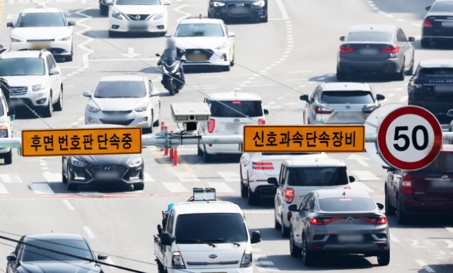 31일 오전 경기도 수원시의 한 도로에 설치된 후면 번호판 단속 카메라 모습. 연합뉴스