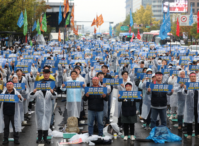 서울교통공사 노동조합 소속 조합원들이 지난달 19일 오전 서울 중구 시청역 인근에서 열린 '구조조정 저지! 지하철 안전·공공성 강화! 서울교통공사 노동자 총력투쟁 결의대회'에서 손팻말을 들고 구호를 외치고 있다. 연합뉴스