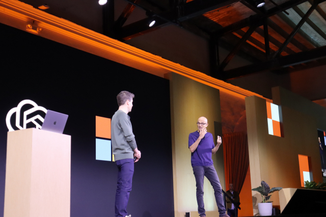 샘 올트먼(왼쪽) 오픈AI 최고경영자(CEO)와 사티아 나델라 마이크로소프트(MS) CEO가 6일(현지 시간) 미국 샌프란시스코 SVN웨스트에서 열린 오픈AI 개발자 행사 ‘데브 데이’ 행사에서 나란히 단상에 올라가 있다. 샌프란시스코=정혜진 특파원