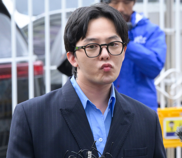 가수 지드래곤이 6일 오후 인천 남동구 논현경찰서에 들어서고 있다. 김규빈 기자