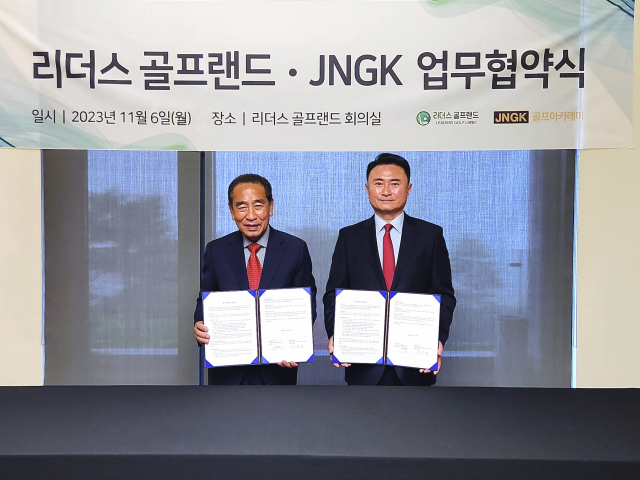 주윤식(왼쪽) 덕암레져산업 회장과 윤홍범 JNGK 대표가 6일 업무협약식에서 기념 사진을 촬영하고 있다. 사진 제공=JNGK