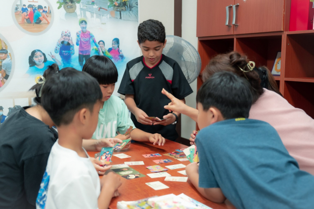 충남 홍성 한사랑지역아동센터의 아동들이 문화 다양성 교육용 보드게임을 체험하고 있다. 사진 제공=CJ나눔재단