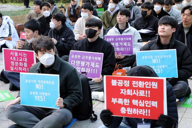 서울교통공사 노조의 총파업 예고를 하루 앞둔 8일 오전 서울시청 인근에서 파업에 참여하지 않는 제3노조인 '올바른노조' 소속 조합원들이 '단체행동\이라는 집회를 열고 파업과 관련한 입장을 밝히고 있다. 연합뉴