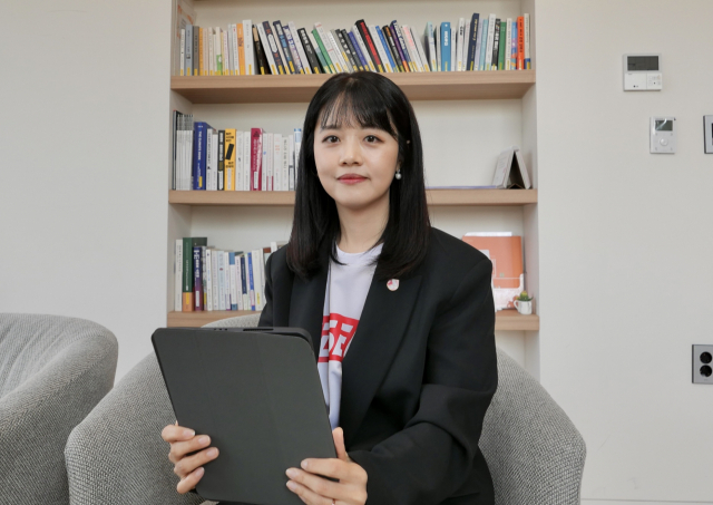 한유사랑 이타서울 대표가 서울 종로구 청년통합지원센터 ‘알파라운드’에 있는 이타서울 사무실에서 인터뷰를 하고 있다.