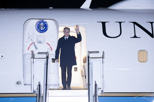 토니 블링컨 미국 국무장관이 8일 저녁 오산공군기지에 도착해 전용기에서 내리며 손을 흔들고 있다. 연합뉴스