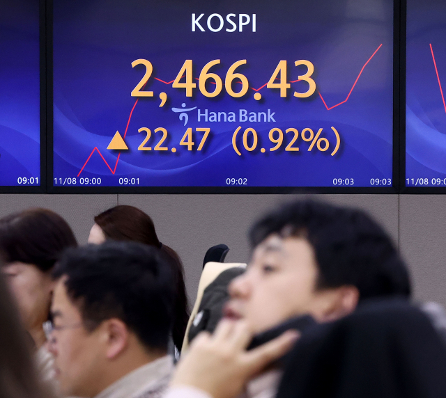 코스피가 전날보다 16.26p(0.67%) 오른 2,460.22로 시작한 8일 오전 서울 중구 하나은행 본점 딜링룸에서 딜러들이 업무를 보고 있다. 연합뉴스