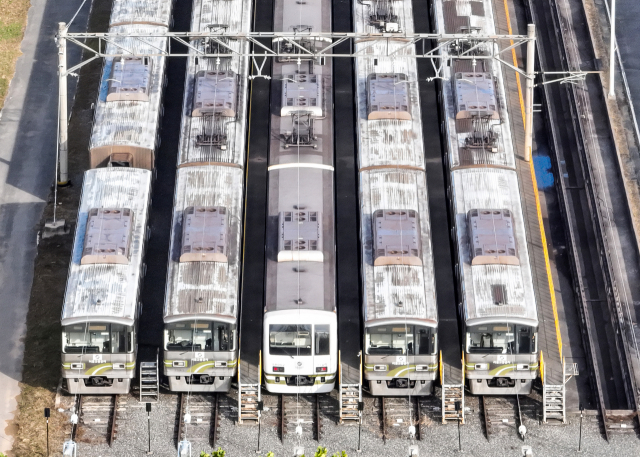 서울교통공사 노조의 파업 예고일을 하루 앞둔 8일 서울 시내의 한 차량사업소에 열차들이 세워져 있다. 연합뉴