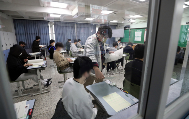 지난해 수험생들이 부산 남구 대연고등학교에 마련된 고사장에서 2023학년도 대학수학능력시험을 준비하고 있다. 연합뉴스