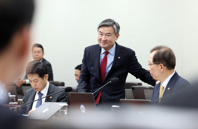 조태용 국가안보실장이 10일 서울 용산 대통령실 청사에서 열린 국무회의에 입장한 뒤 착석하고 있다. 연합뉴스