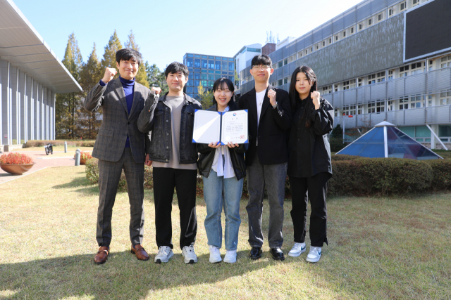 동서대 건축학과 학생들이 대한민국 한옥공모전에서 학생부문 대상을 수상했다. (왼쪽부터)정희웅 건축학과 교수, 이상하·김민주·정진규·석다윤 씨. 사진제공=동서대