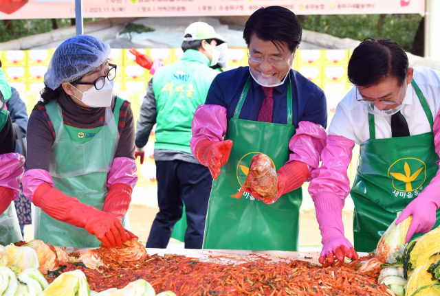 서강석 송파구청장을 비롯한 관계자들이 9일 서울 송파구 거여근린공원에서 열린 '사랑의 김장 나눔' 행사에 참석해 김장하고 있다. 사진 제공=송파구