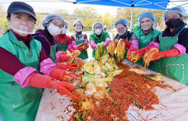 9일 서울 송파구 거여근린공원에서 열린 '사랑의 김장 나눔' 행사에서 송파구 새마을부녀회 회원들이 김장하고 있다. 사진 제공=송파구