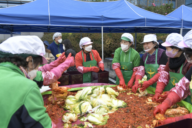 김장 모습. 사진제공=서대문구