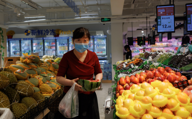 중국 상하이의 마트에서 한 여성이 쇼핑을 하고 있다. EPA연합뉴스