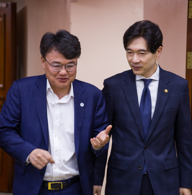 박성근(왼쪽) 국무총리실 비서실장이 박성훈 해수부 차관이 지난달 19일 서울 종로구 정부서울청사에서 열린 국정 현안 관계 장관 회의에 입장하고 있다. 연합뉴스